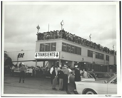 C524/ Fans warten auf Sonny and Cher Houston Airport Pressefoto ca. 1968 