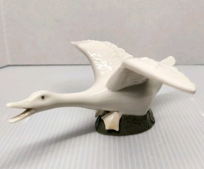 Vintage Goose Taking Flight Porcelain Figurine ~ GOOD USED CONDITION 