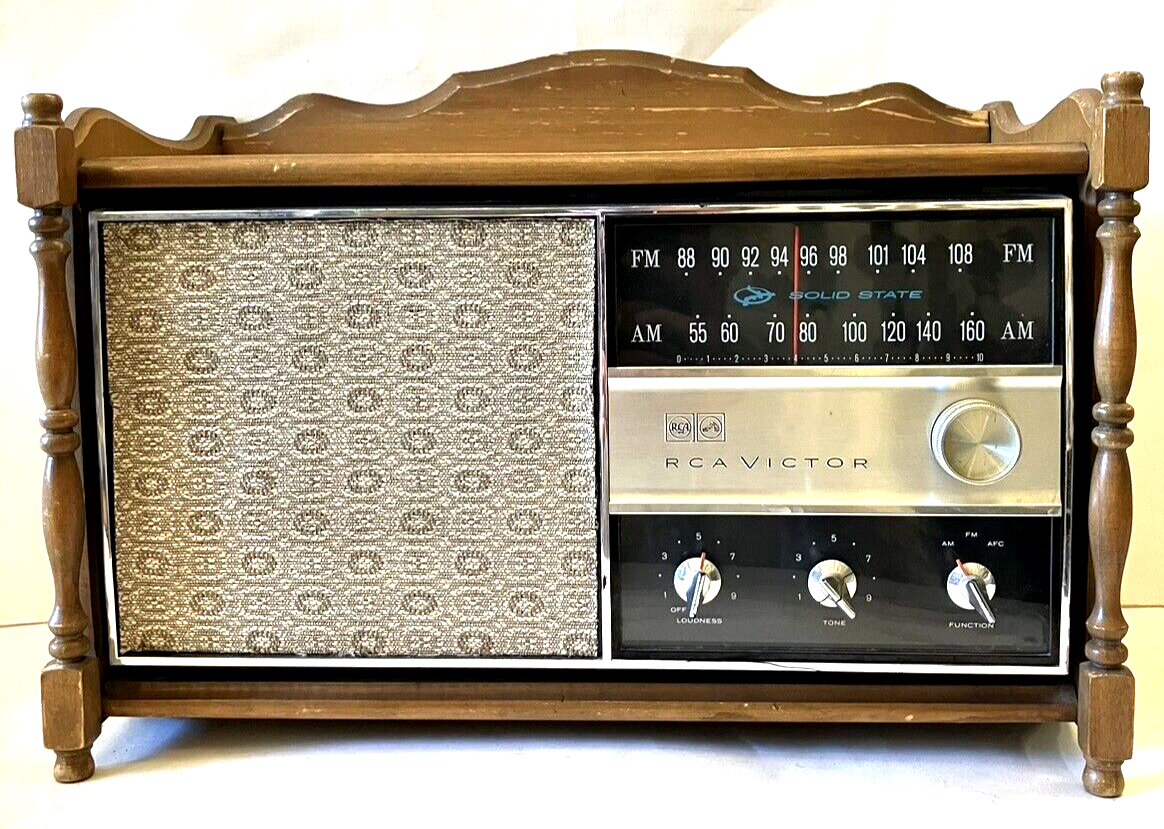 Vintage (1965) RCA Victor Vacuum Tube AM/FM Radio Model RGC37L