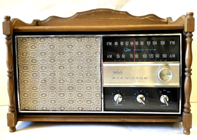 Vintage (1965) RCA Victor Vacuum Tube AM/FM Radio Model RGC37L