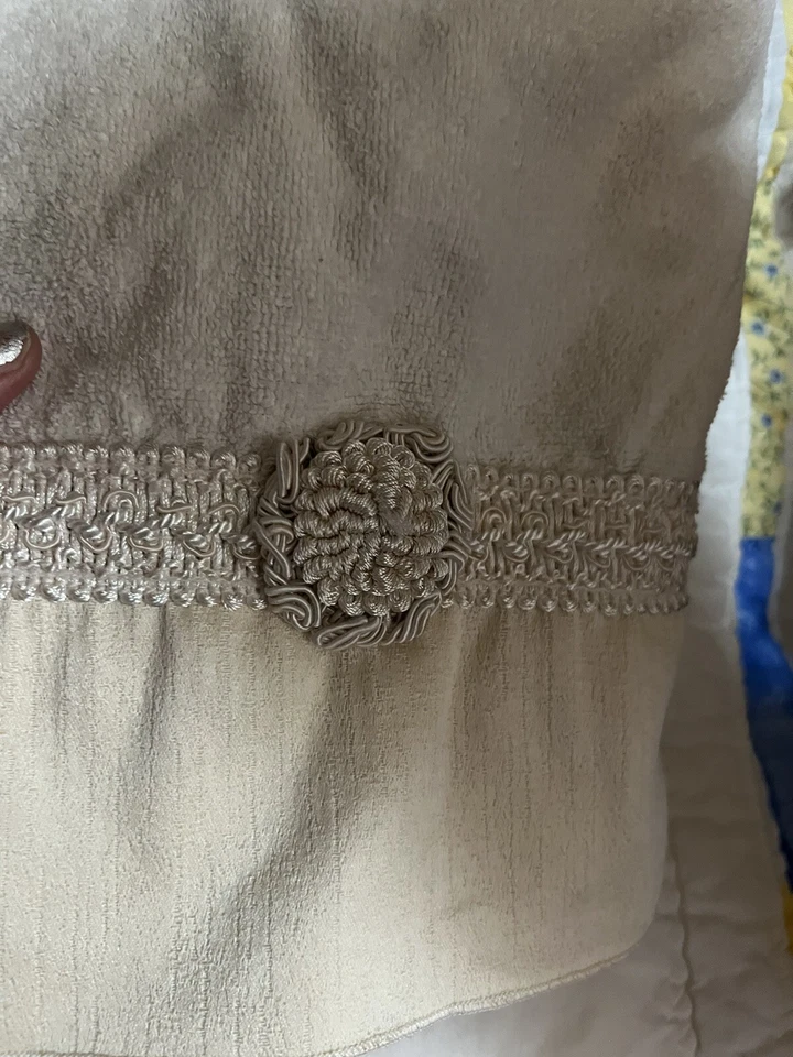 2TOALLAS DE BAÑO AVANTI BEIGE CREMA CON ADORNOS Y MEDALLAS DE COLECCIÓN Foto 4 de 4