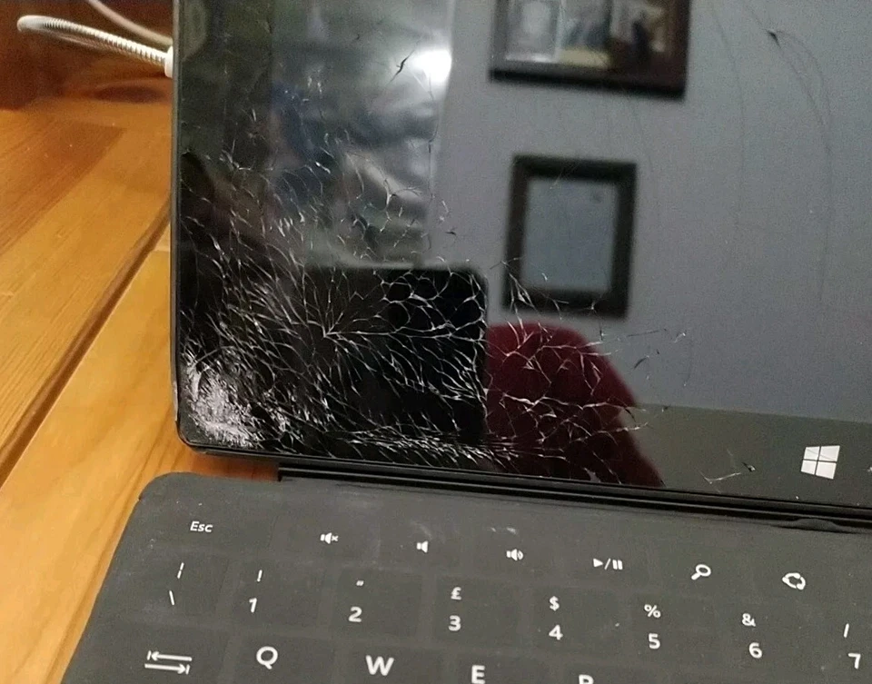 Microsoft Surface RT/Pro + Tastiera Magnetica – Tablet Windows 10.6" - Immagine 3 di 4