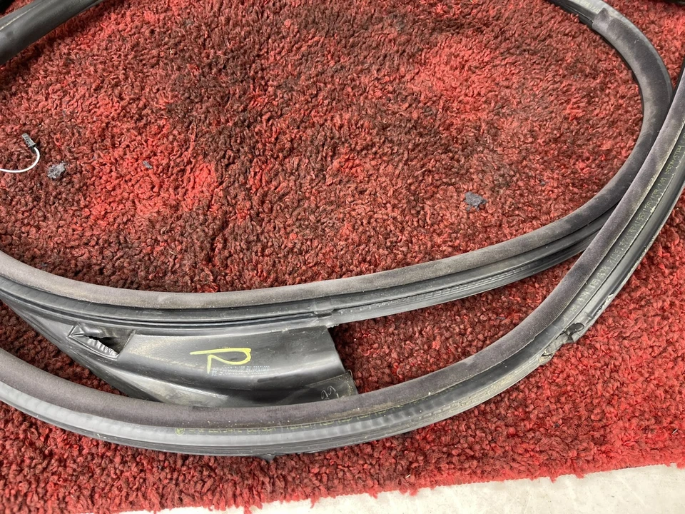 BMW 2001-2006 E46 M3 puerta lateral derecha pasajero tira sello negro OEM 67K Foto 2 de 4