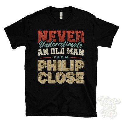 T-SHIRT UNTERSCHÄTZE NIE EINEN ALTEN MANN VON PHILIP CLOSE lustig Weihnachtsgeschenk England