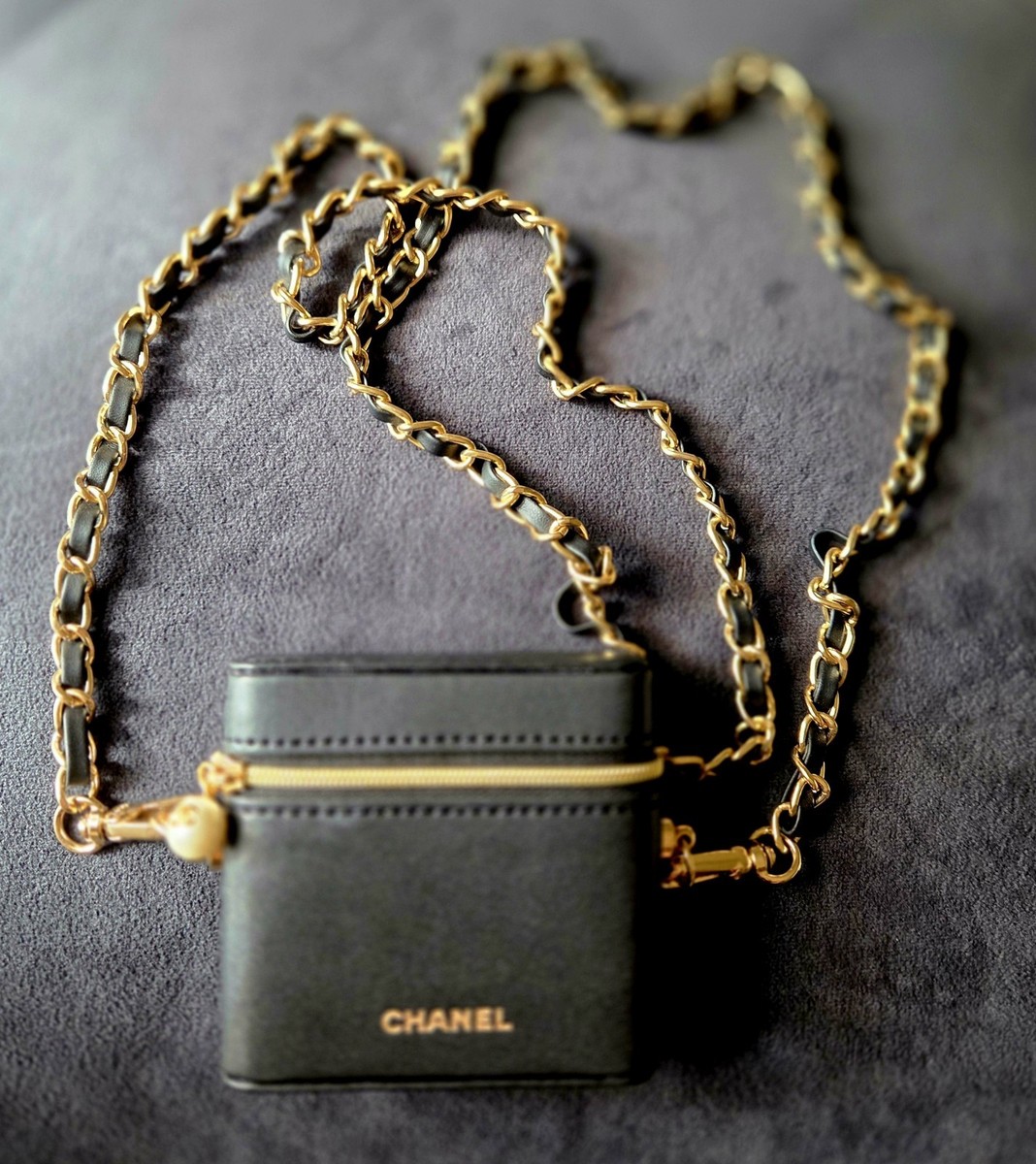 CHANEL ブラックレザー リップケース CHANEL BEAUTE Lipstick Case w/ Detachable Chain Faux PEARL Zipper