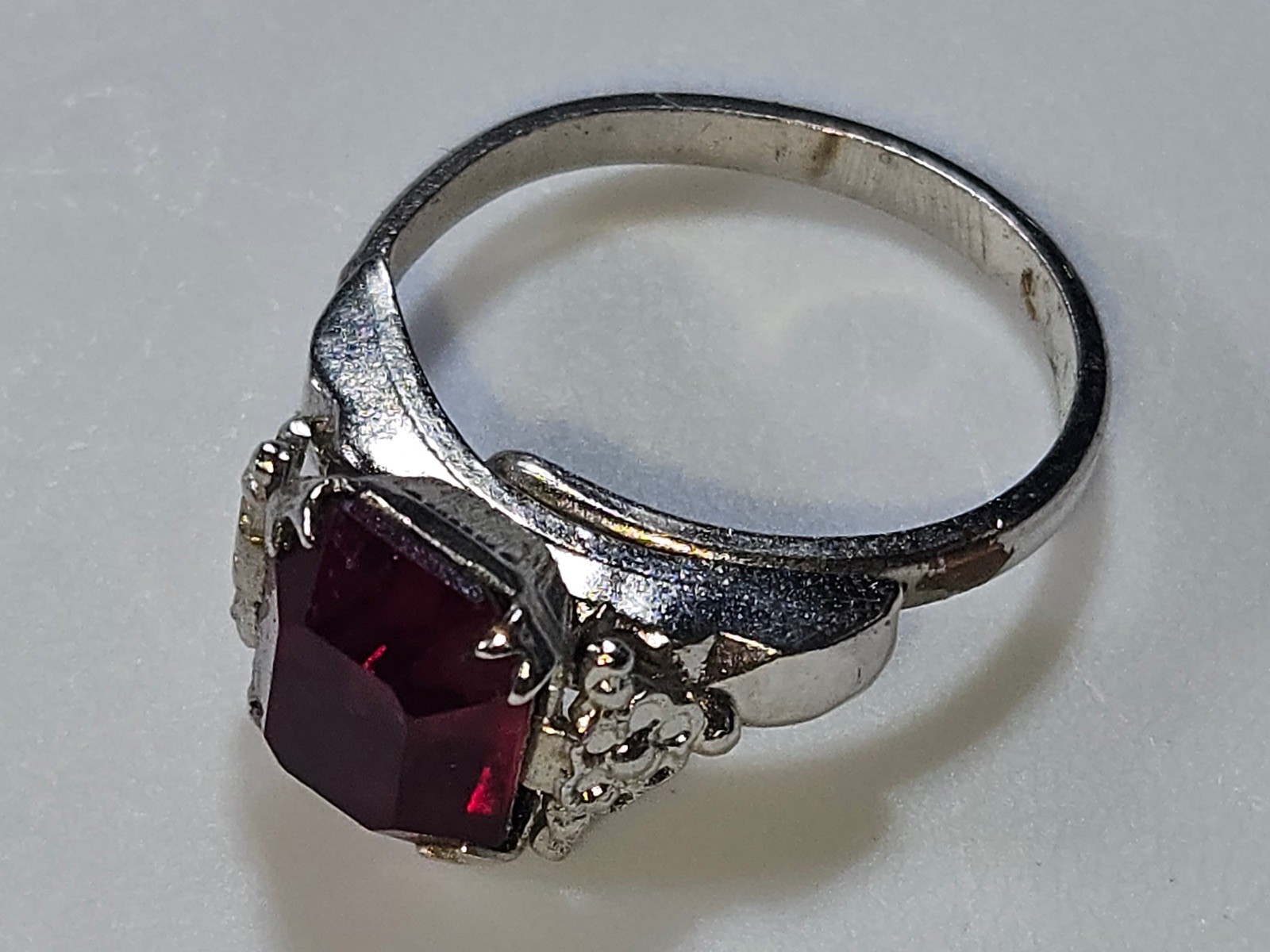 1950s Emerald-Cut Ruby Red Paste Ring w/ Rhinesto… - image 7