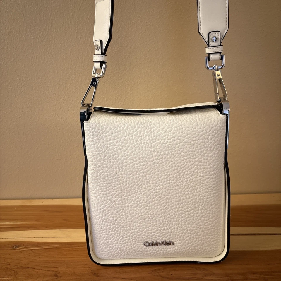 Bolsa tiracolo Calvin Klein Fay pequena ajustável em couro sintético branco seixo - Imagem 2 de 4
