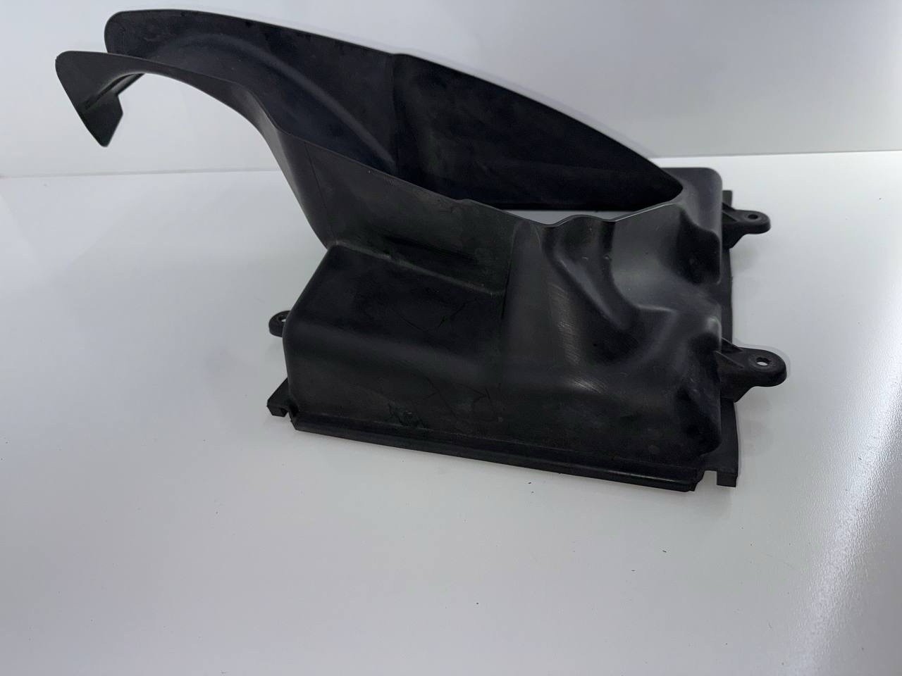 2014-2019 MASERATI GHIBLI FRONT RIGHT PASS SIDE INTERCOOLER AIR DUCT GUIDE 