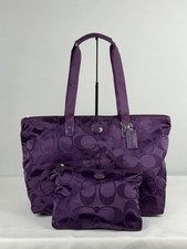 Borsa a tracolla Coach Weekender Signature viola monogramma nylon confezionabile