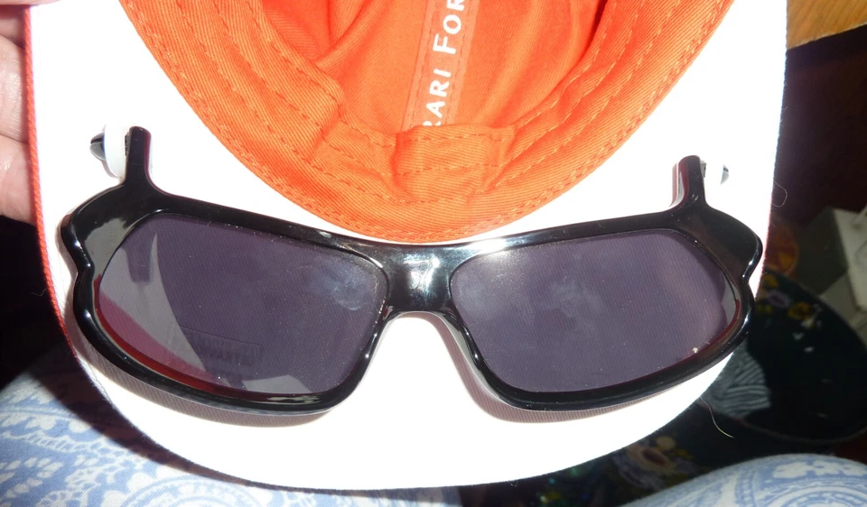 Boné de beisebol Ferrari Formula 1 Club com óculos de sol integrados - Imagem 3 de 4