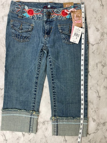 Candie's Capris Jeans Womens Blue Denim Floral Embroidered Zip Fly NWT Sz 5 - Picture 19 of 24