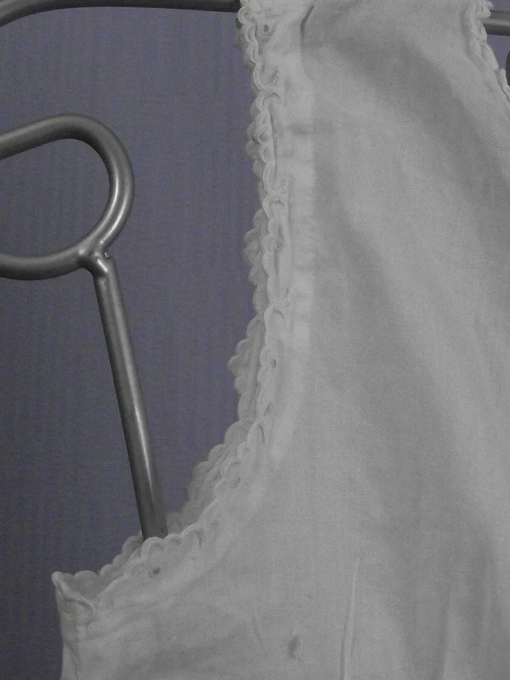 petite robe sans manches, plis religieuse, en coton blanc, broderies et col rond - Photo 4/4