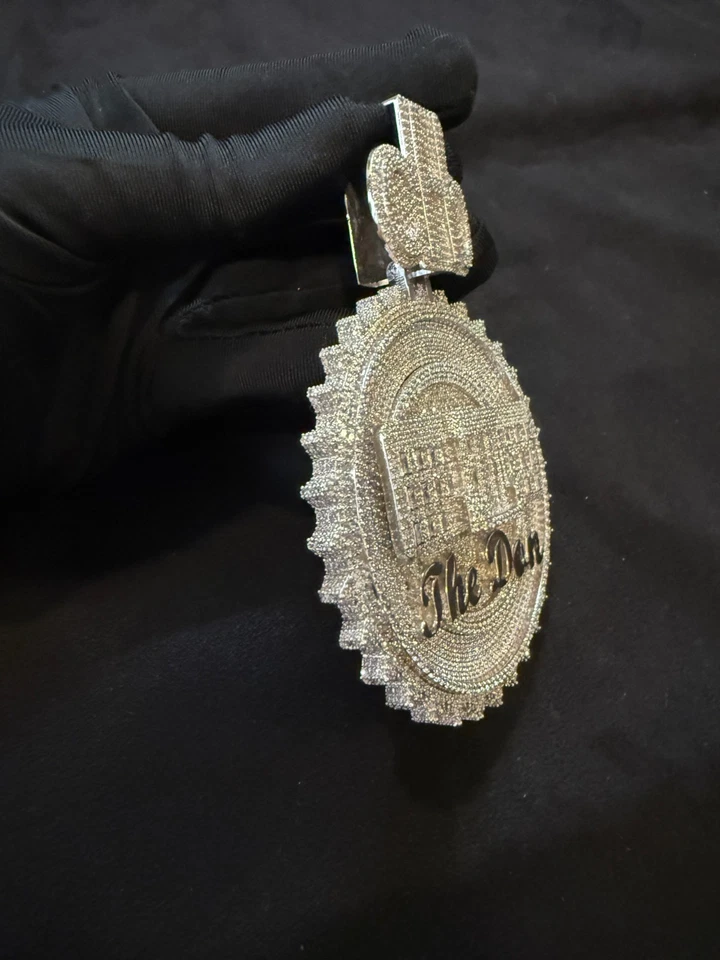 Colgante personalizado de diamantes creados en laboratorio de corte redondo de 3 quilates enchapado en oro blanco de 14 k para hombre Foto 3 de 4