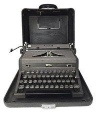 1940's Royal Quiet Deluxe Manual Portable Typewriter in Case thumbnail