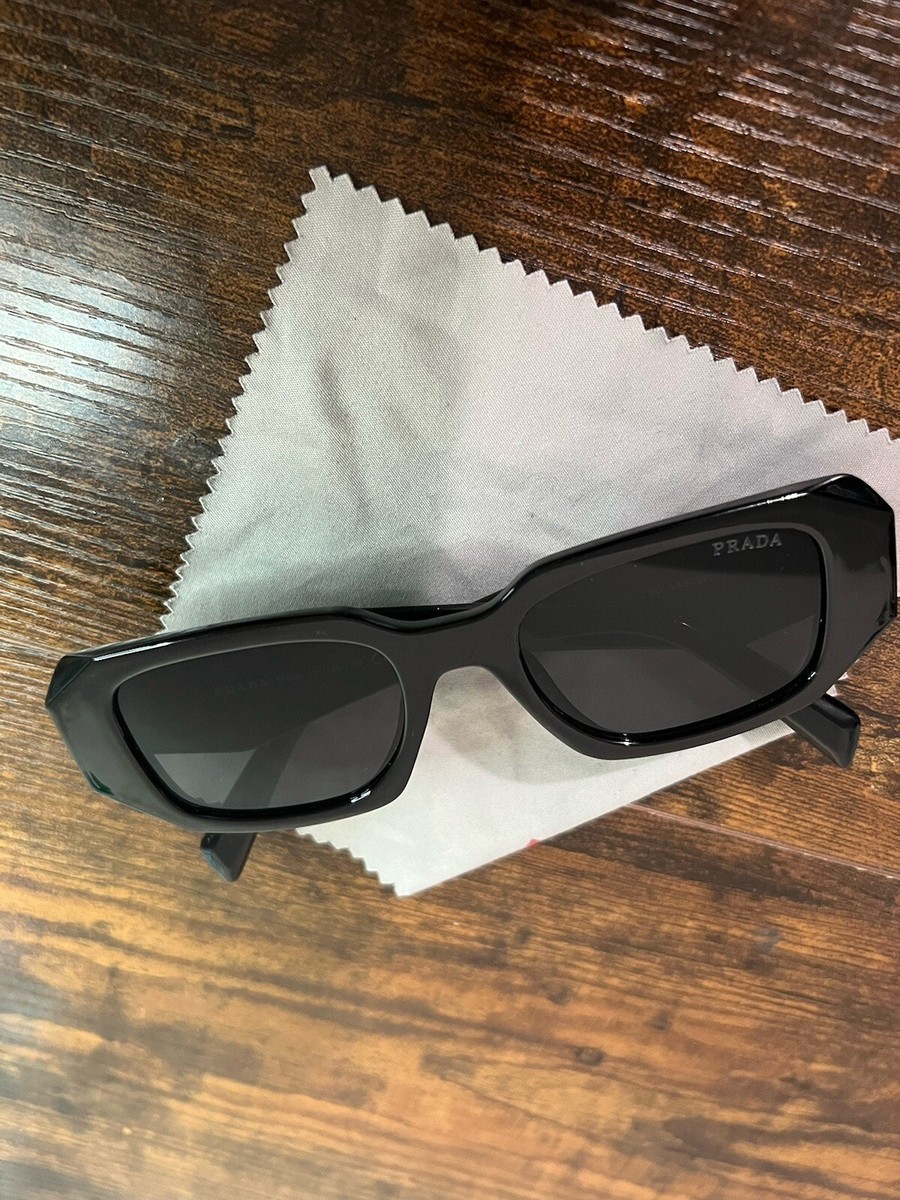 プラダ サングラス SPR 17W-F 51□20 1AB-5S0 145 3N Prada PR 17WSF S (51 - 20) with Grey lenses and Black frame