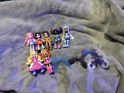 Royale high large vault includes 7 action figures/ dolls and 4 pairs of wings