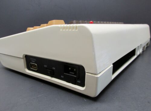 Commodore VIC 20 Computer mit Netzteil, schaltet ein / schaltet ein - Bild 4 von 14