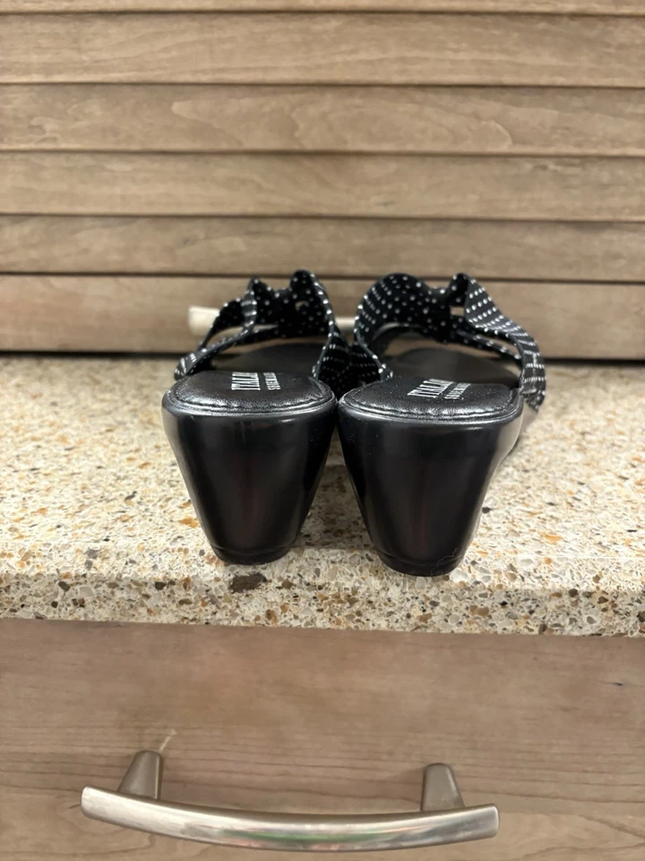 Sapato Feminino Italiano Slip-On Preto e Branco Bolinhas Salto Cunha Tamanho 8 - Imagem 3 de 4