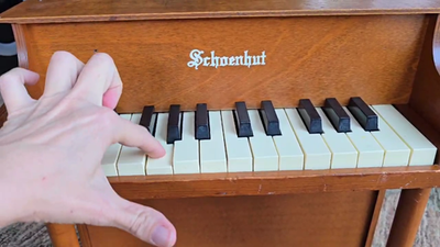 Vtg 1960s-70s Schoenhut Wood Toy Piano 25 Key Upright Keyboard