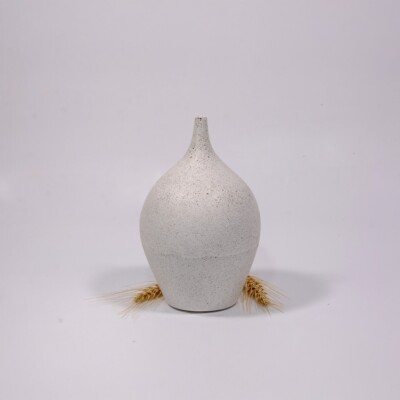 Handgefertigtes Dekoobjekt mit schmaler Spitze aus Beton - Vase aus massivem Guss - ähnliches Design.
