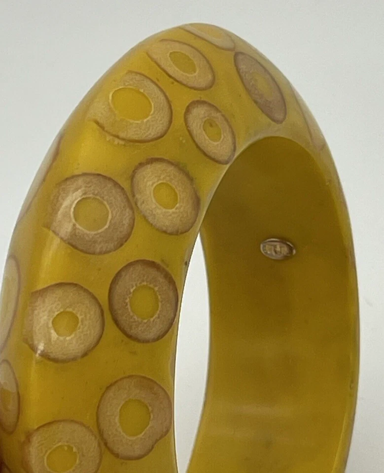Brazalete grueso Kenneth Jay Lane KJL con madera encapsulada - amarillo firmado Foto 3 de 4