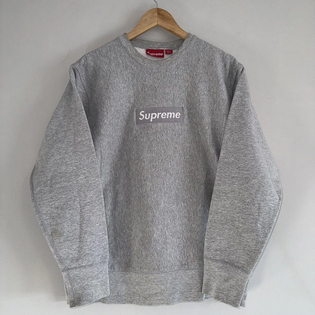 Col rond logo boîte argent sur gris Supreme 2003