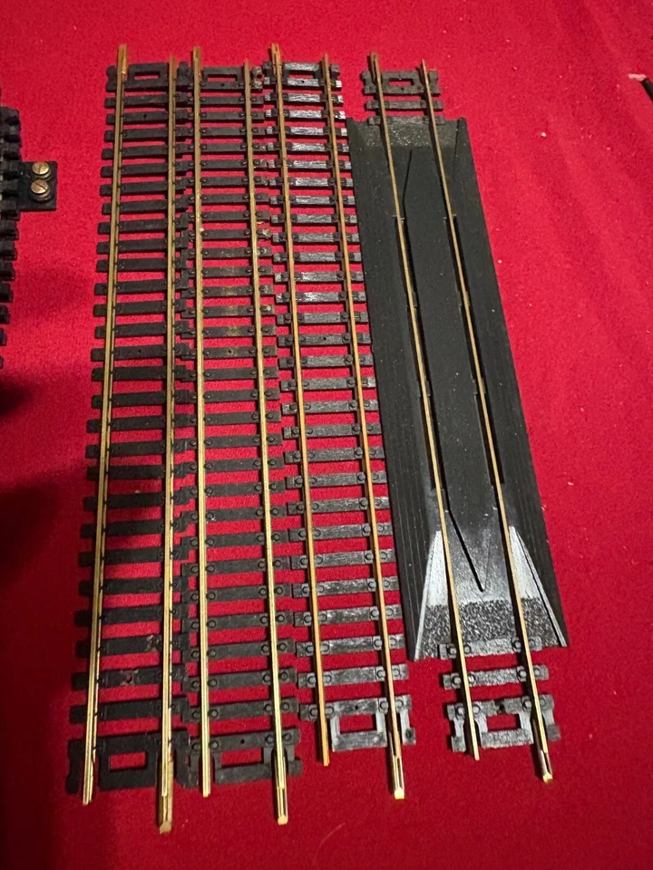 Ho Train with 4 cars 34x56 brass track Chesapeake and Ohio power track rerailer - Image 3 of 4