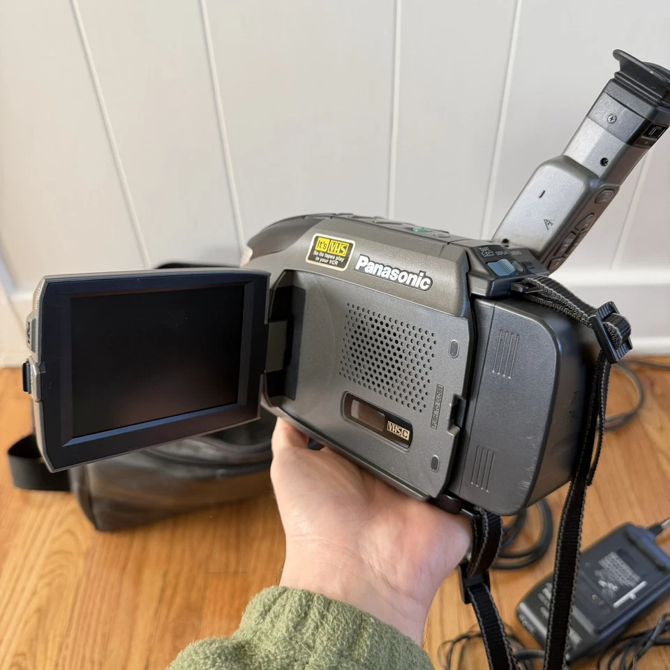 Panasonic PV-L650D PalmSight Palmcorder VHS-C Video Camera Camcorder Untested - Image 2 of 4