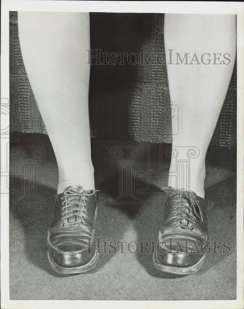 Foto de prensa 1951 Manera incorrecta de sentarse cuando tienes piernas grandes - nei60099