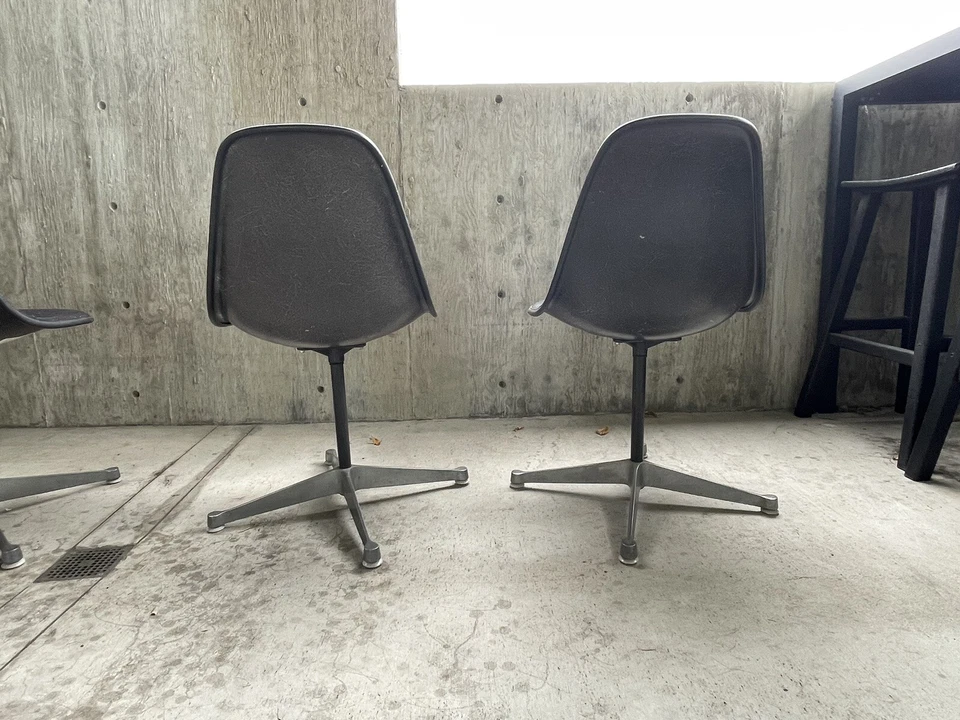 Set (4) of original Herman Miller Swiveling Side Chairs in Black. - Image 4 of 4