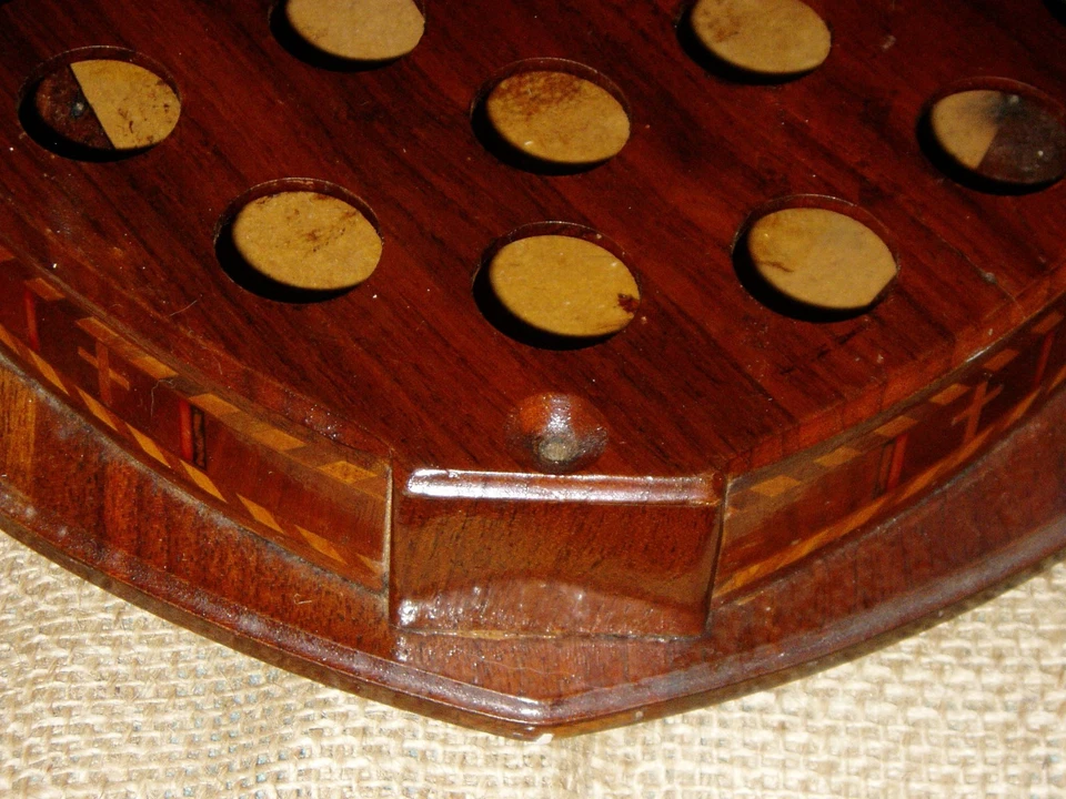 DC: Bandeja de comunión de madera de marquetería con incrustaciones, años 1800-principios de 1900 Foto 4 de 4