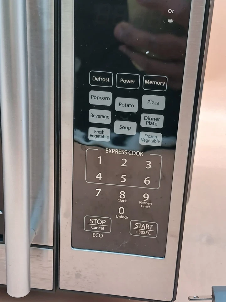 Horno microondas encimera BLACK+DECKER 0,7 pies cúbicos - Acero inoxidable - Usado Foto 4 de 4