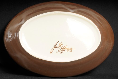 Plato ovalado azul marino dorado árboles 2003 firmado por Gail Pittman - Imagen 2 de 2