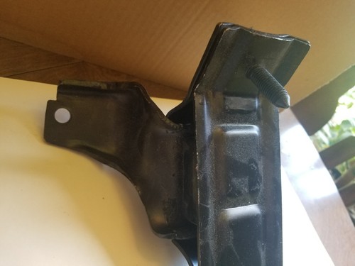 A2929 And A2930 Engine Mounts - Left And Right - Picture 4 of 12