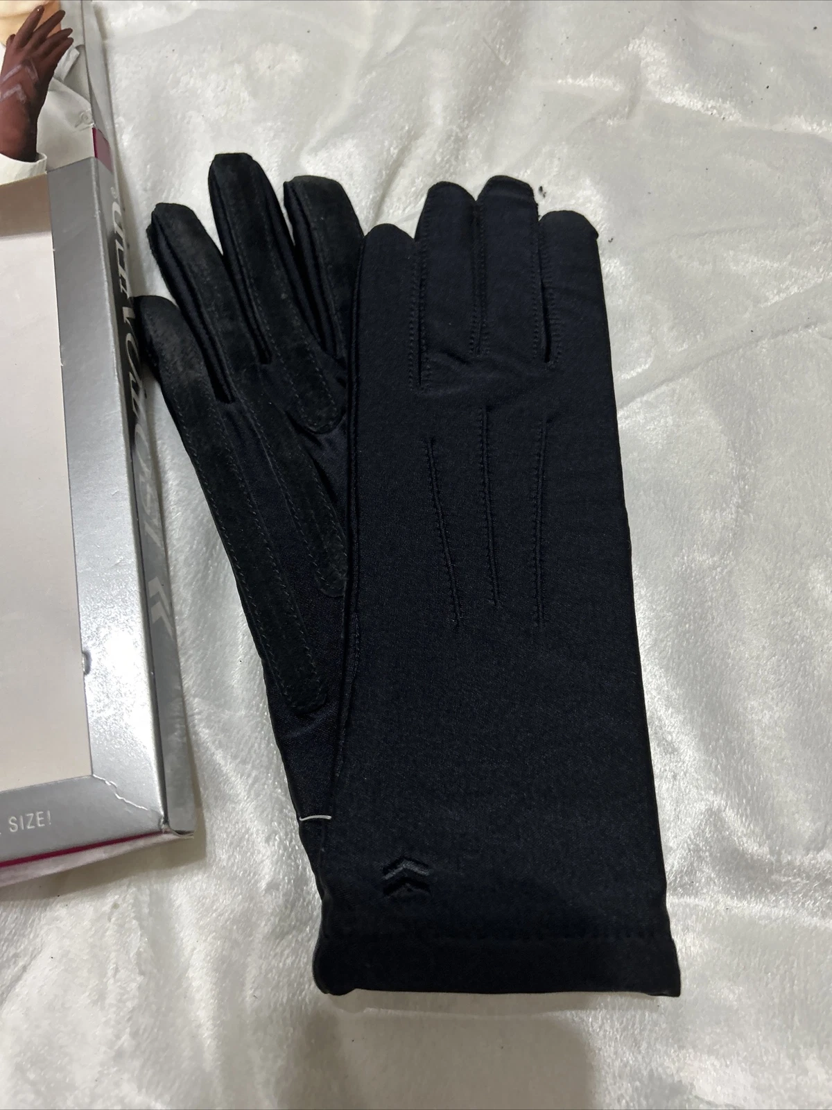 Authentic Isotoner Women’s Classic Fleece Lined Winter Gloves Black One Sz