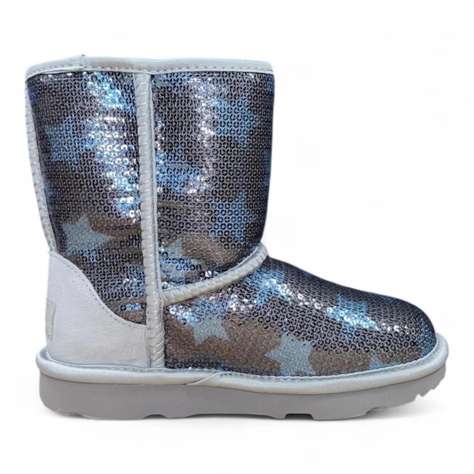 Botas de invierno clásicas de piel de oveja estrella lentejuelas cortas Ugg para niña pequeña, azul denim Foto 3 de 4