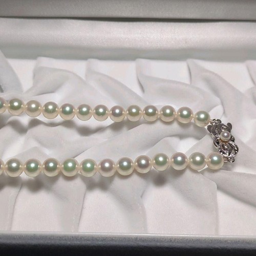 Collar de perlas Akoya con encanto japonés MIKIMOTO 15,5" 6,5-7,0 mm de diámetro Japón con caja - Imagen 9 de 17