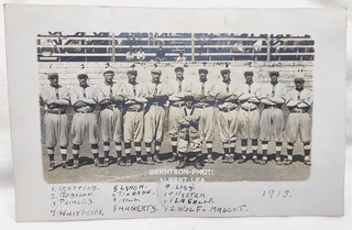 Squadra di baseball 1913 Albert Lea Minnesota RPPC di Berntson con mascotte Little Person