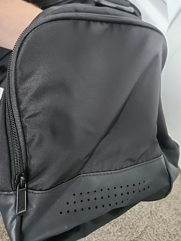 Bolsa de ginástica Adidas Defender IV pequena - MARCA NOVA COM ETIQUETAS com alça de ombro - Imagem 2 de 4