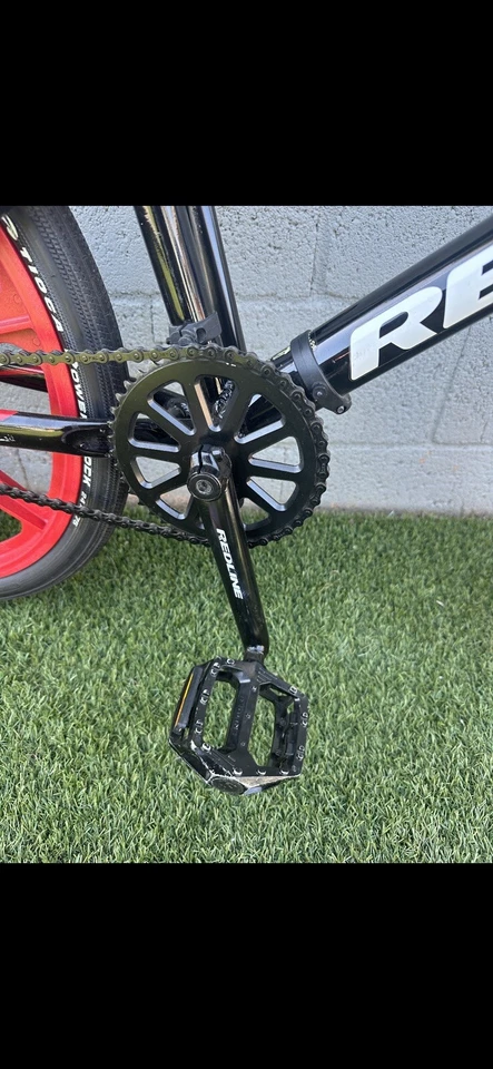 Bicicleta Redline BMX MX24 24" con cargadores Skyway rojos Foto 4 de 4