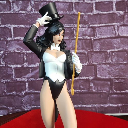 Cover Girls of the DC Universe Statue - Zatanna - Adam Hughes - 1548 of 5000 - Picture 8 of 12