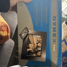 Digital Picture Frame 7 Inch Screen Model DX-DPF7A W/Remote New by Dynex