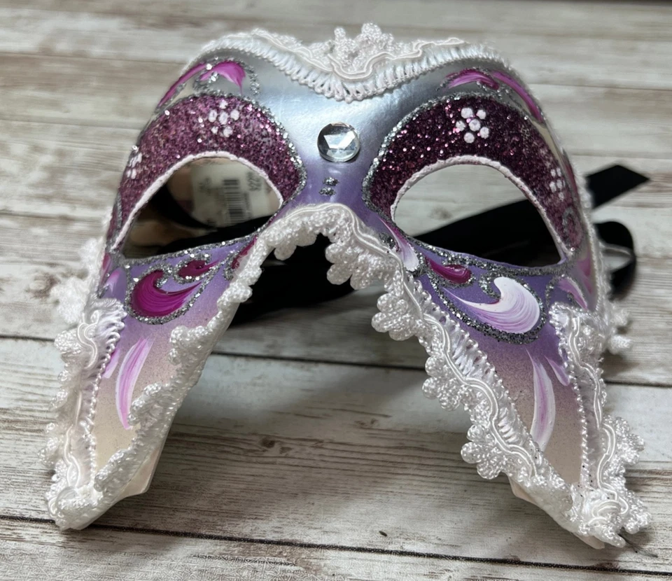 Máscara de encaje pintada a mano hecha en Venecia Italia muelle 1 importaciones con etiquetas Foto 2 de 4