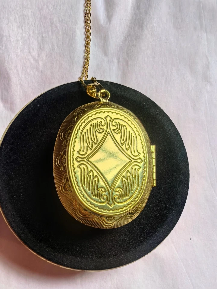 Cameo Tortoise Portrait Locket Pendant Oval Gold Tone Photo Locket Necklace 24'' - Image 4 of 4