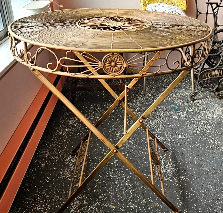 Mesa de patio redonda de hierro forjado rara de los años 60 con acento de diseño vidrio tinte verde Foto 3 de 4