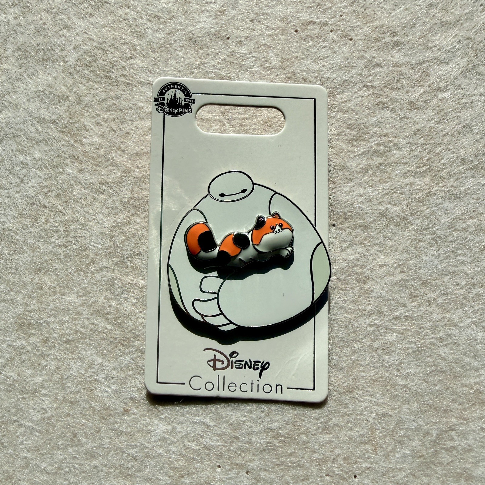 Disney Parks Big Hero 6 Six, Baymax Nurse Hugging Mochi Cat 3D Pin NEW 