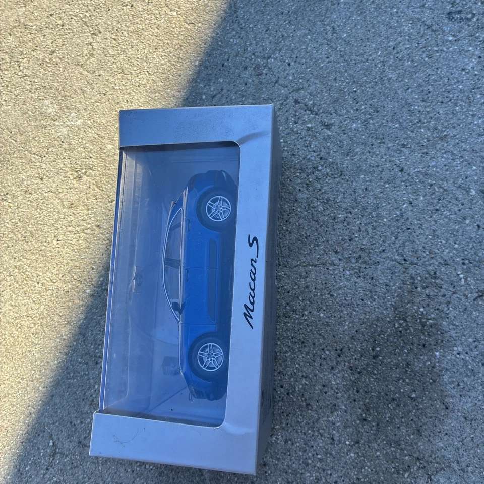 1/43 Minichamps Porsche Macan from 2013 in Blue Metallic WAP 020153 OE BK039B - Image 3 of 4