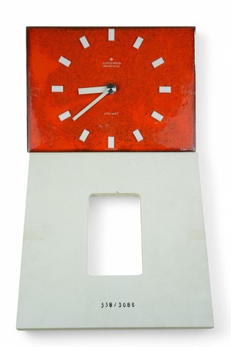 #374 Horloge murale Junghans Electronic ATO-MAT céramique sur panneau de bois, 23 x 23 cm