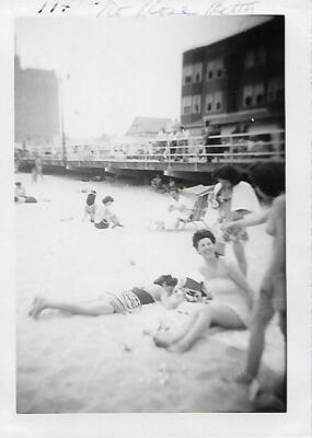 A DAY AT THE BEACH Vintage FOUND PHOTOGRAPH Black+White ORIGINAL 29 60 R