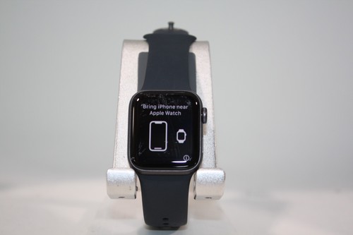 Apple Watch SE 40mm A2351 - GPS - Space Gray with S/M Black Sport Band 002
